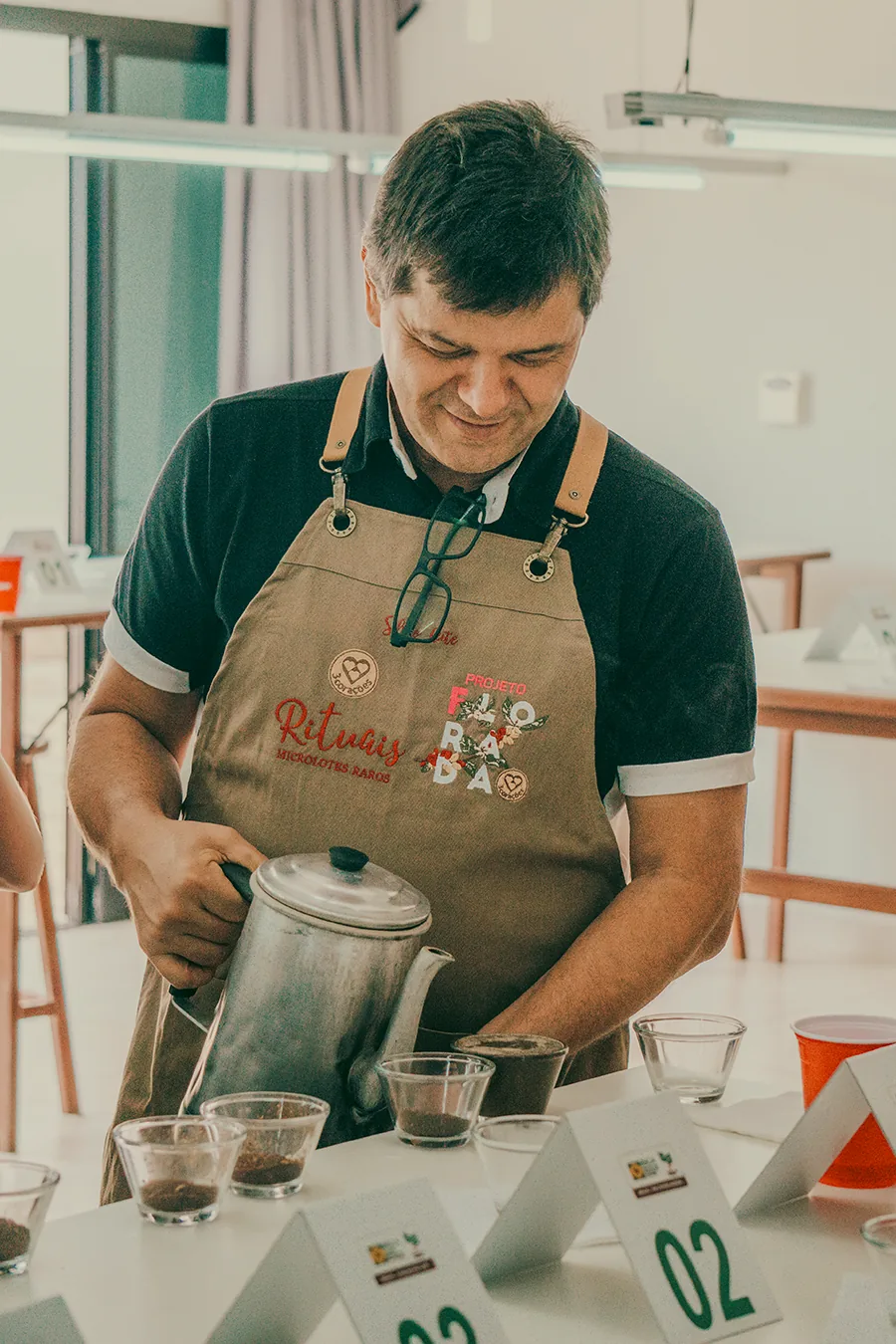 Silvio Leite servindo café durante prova